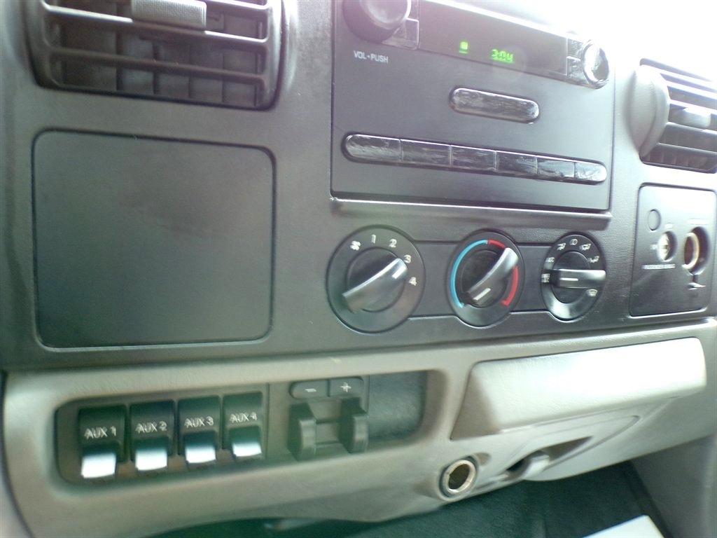 Ford Super Duty F-350 DRW Reg Cab 141" WB 60" CA XL 4WD 2006