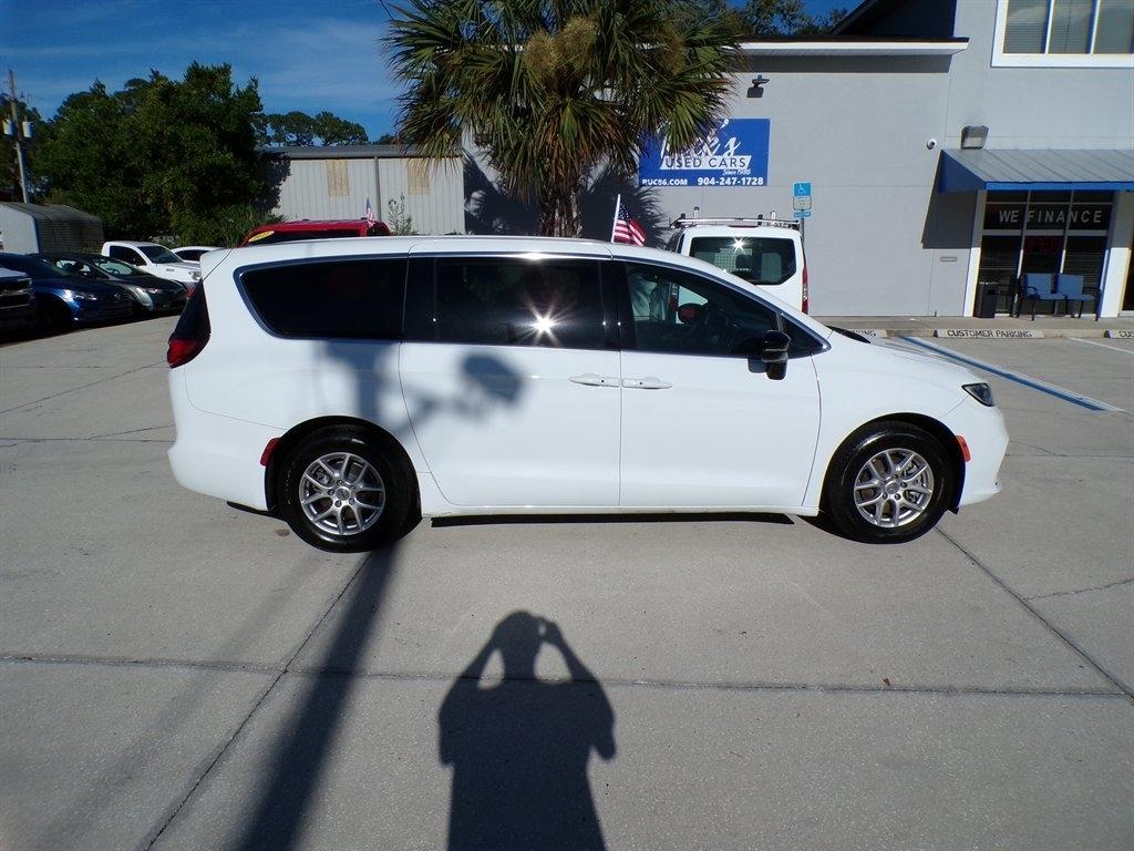 Chrysler Pacifica Touring FWD 2024
