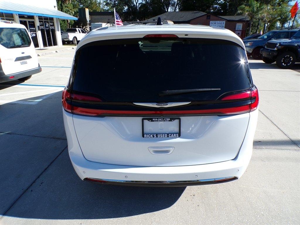 Chrysler Pacifica Touring FWD 2024