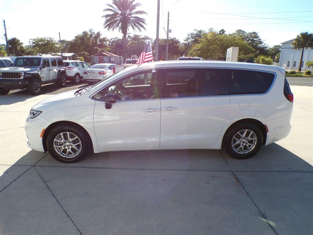 Chrysler Pacifica Touring FWD 2024