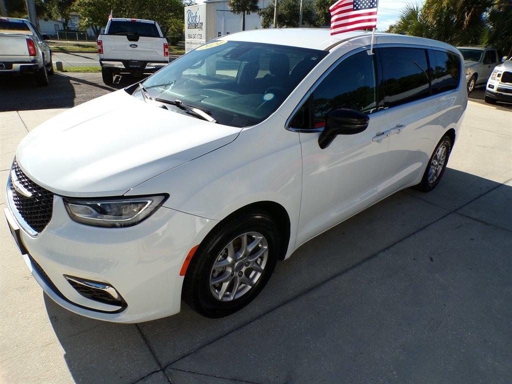 Chrysler Pacifica Touring FWD 2024