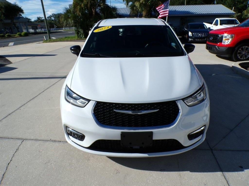 Chrysler Pacifica Touring FWD 2024