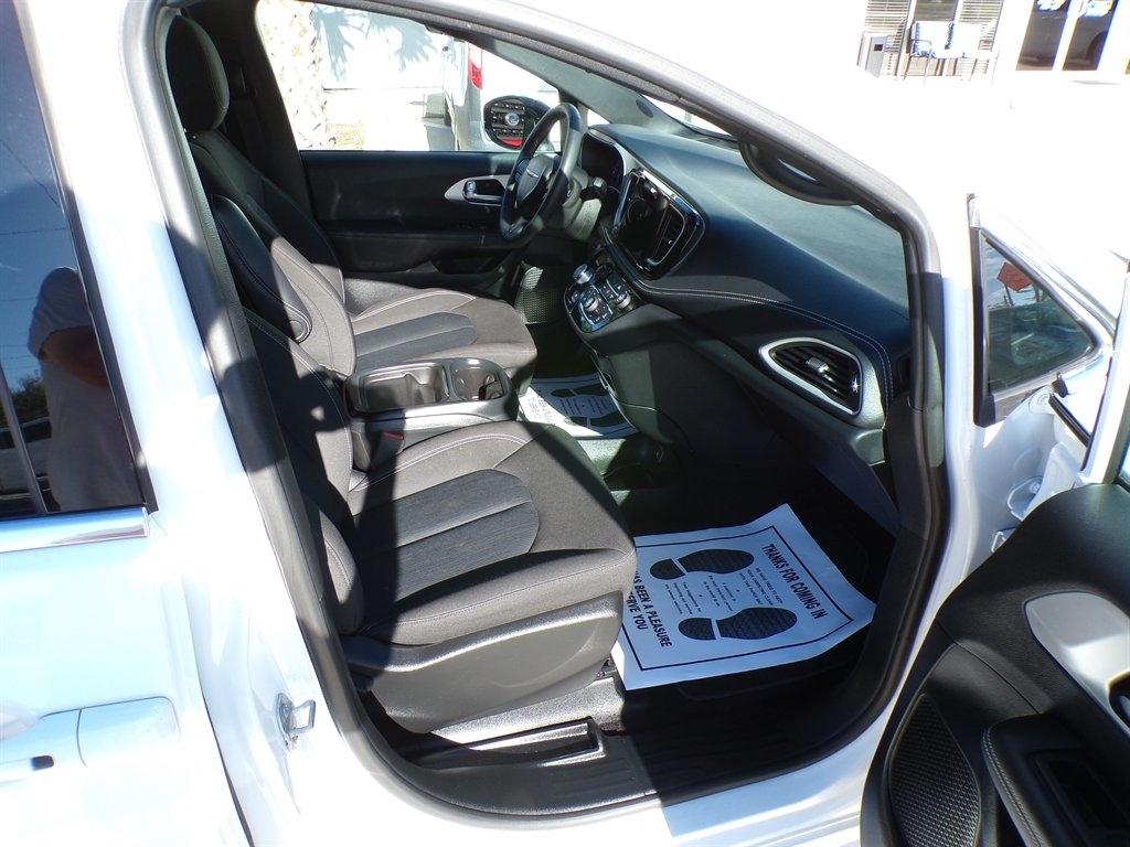 Chrysler Pacifica Touring FWD 2024