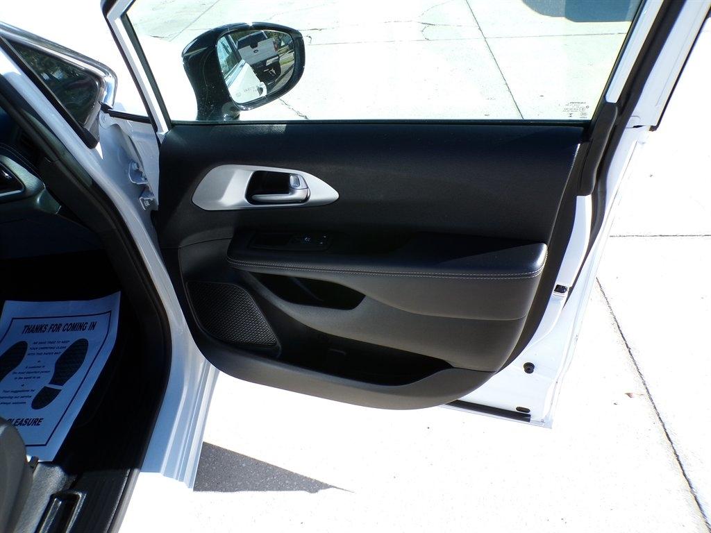 Chrysler Pacifica Touring FWD 2024