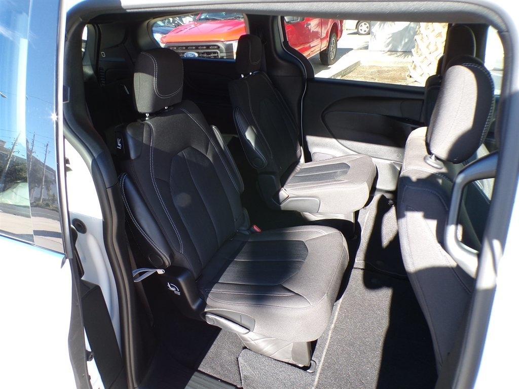 Chrysler Pacifica Touring FWD 2024