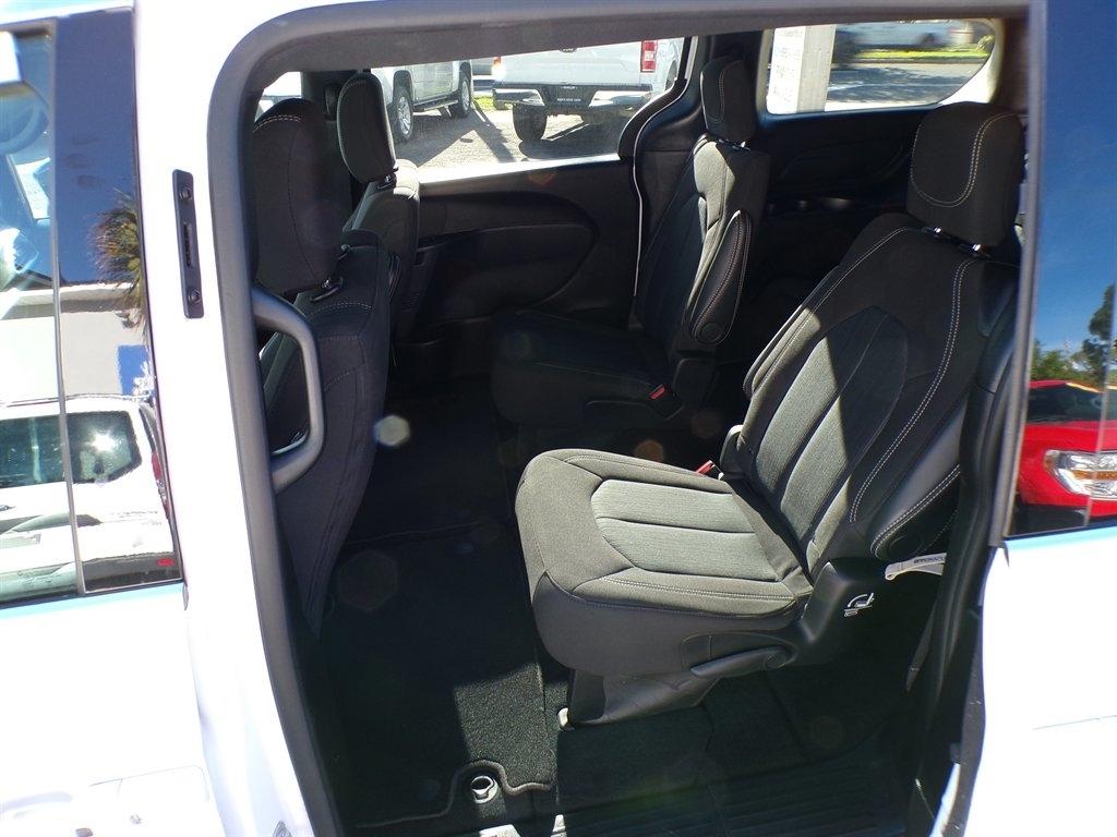 Chrysler Pacifica Touring FWD 2024