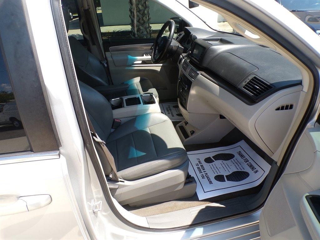 Volkswagen Routan 4dr Wgn SEL 2009