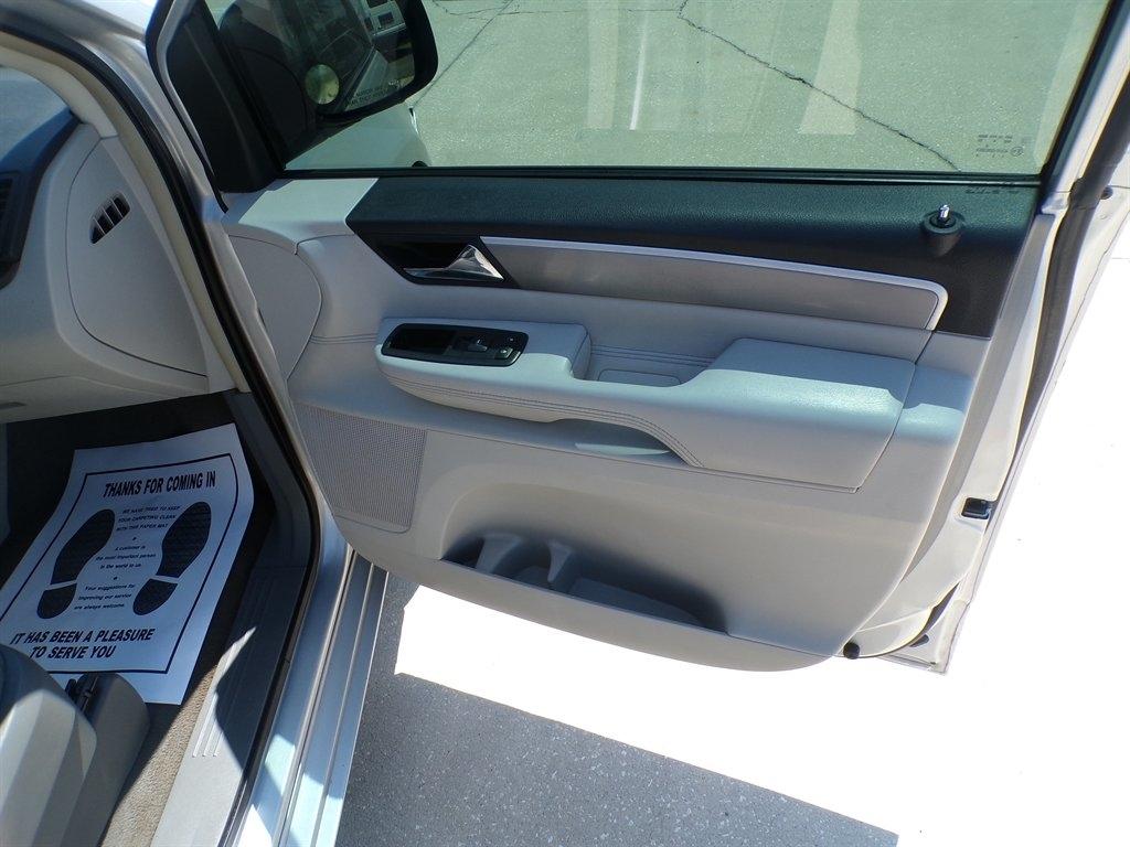 Volkswagen Routan 4dr Wgn SEL 2009