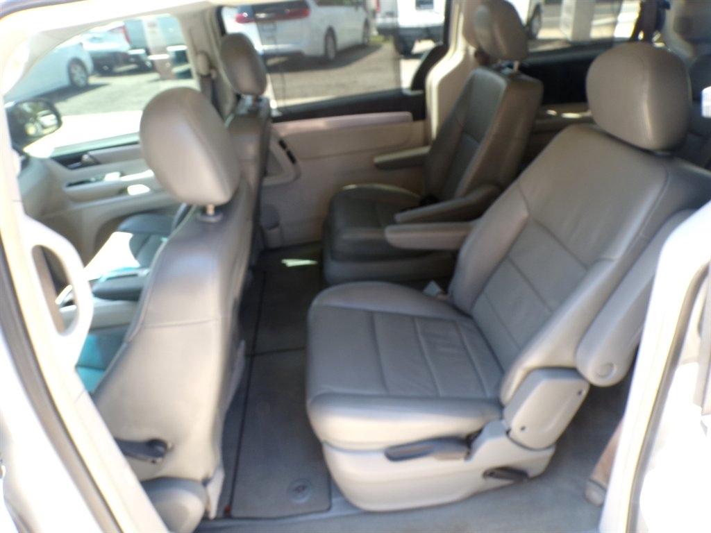 Volkswagen Routan 4dr Wgn SEL 2009