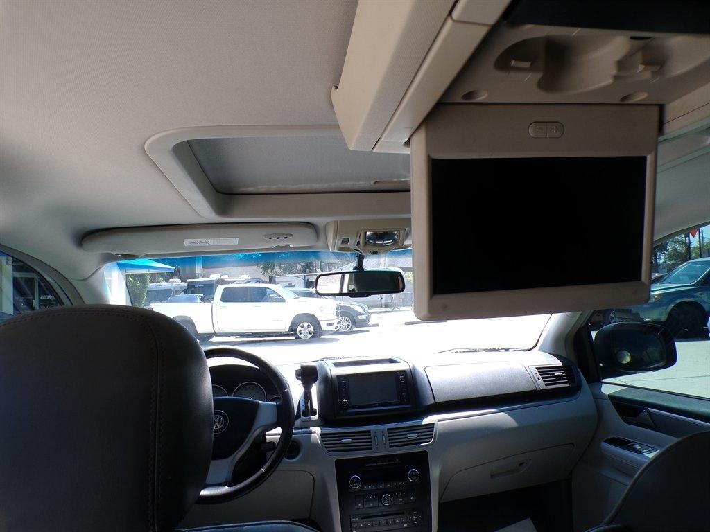 Volkswagen Routan 4dr Wgn SEL 2009
