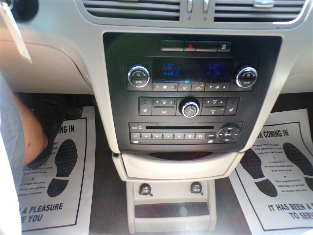 Volkswagen Routan 4dr Wgn SEL 2009