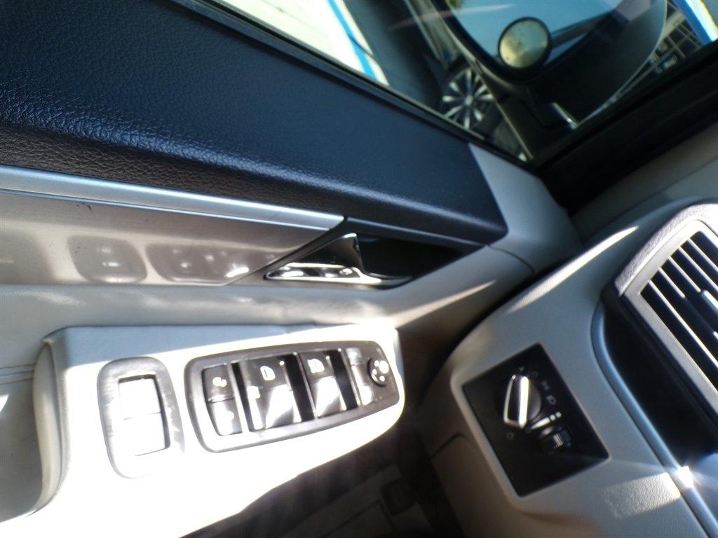 Volkswagen Routan 4dr Wgn SEL 2009