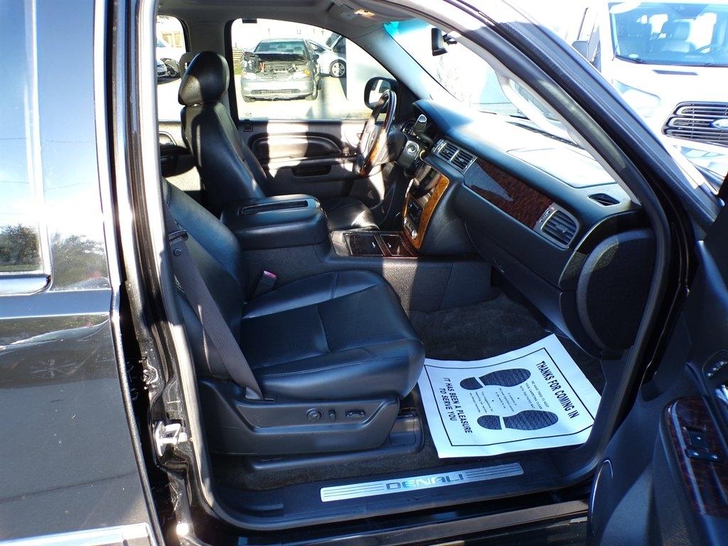 GMC Yukon AWD 4dr 1500 Denali 2012