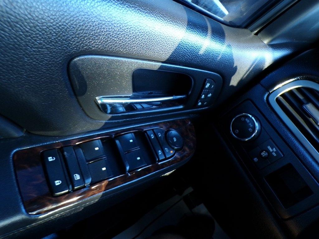 GMC Yukon AWD 4dr 1500 Denali 2012