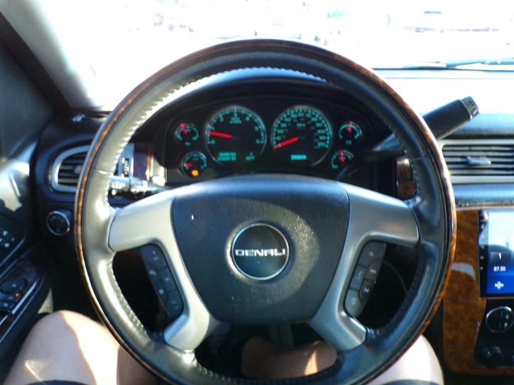 GMC Yukon AWD 4dr 1500 Denali 2012