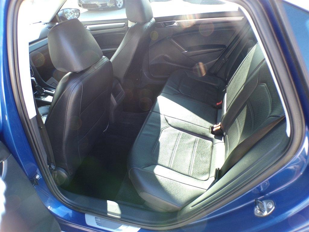 Volkswagen Passat R-Line w/Comfort Pkg Auto 2017