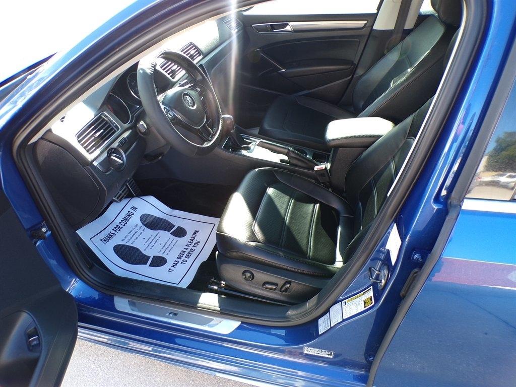 Volkswagen Passat R-Line w/Comfort Pkg Auto 2017