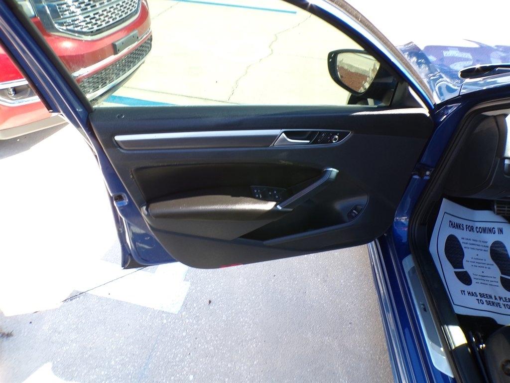 Volkswagen Passat R-Line w/Comfort Pkg Auto 2017