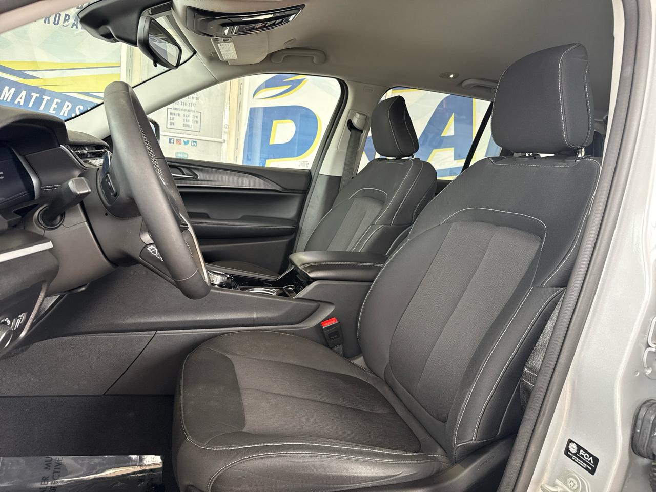 Jeep Grand Cherokee Laredo 4x4 2023