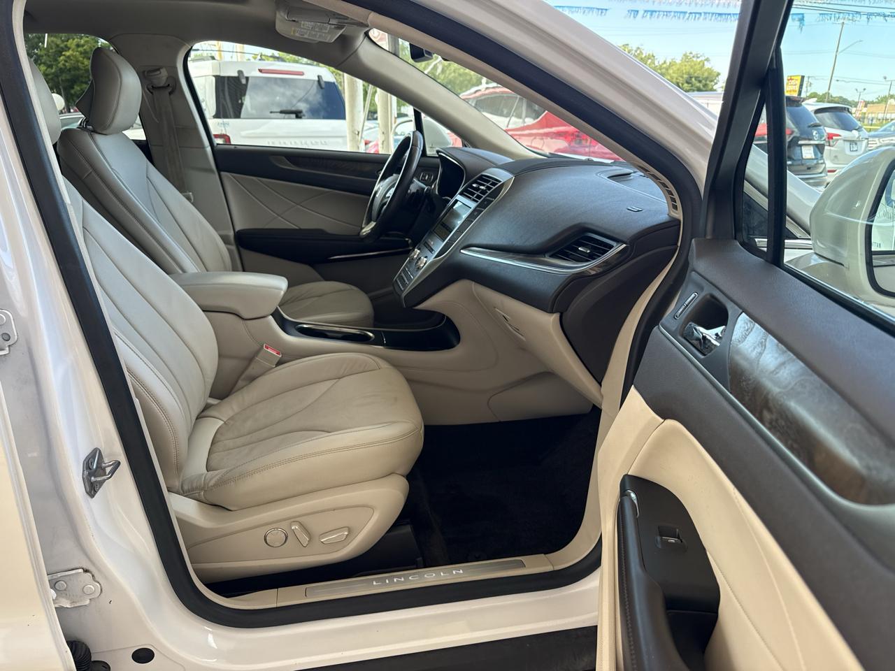 Lincoln MKC photo 15