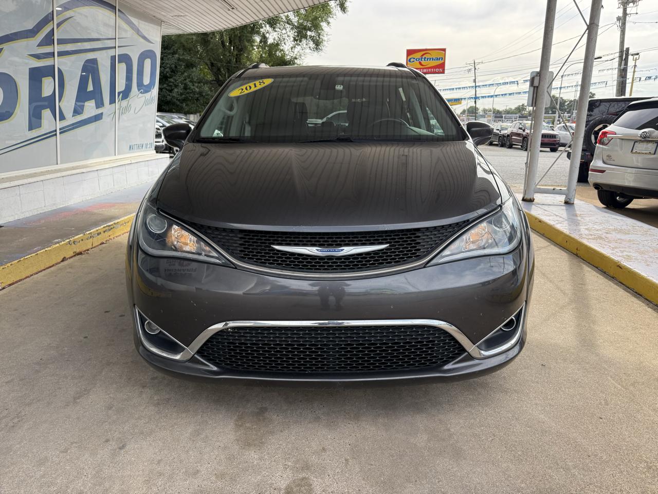 Chrysler Pacifica photo 2