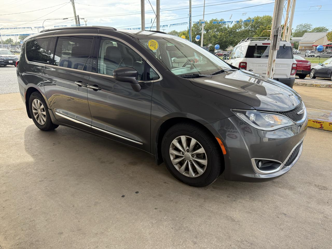 Chrysler Pacifica photo 3