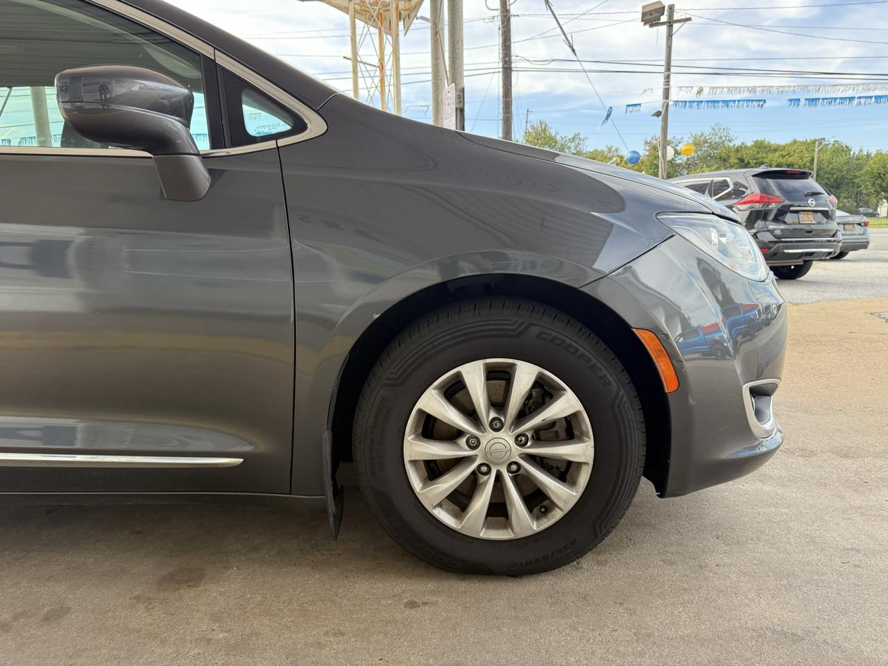 Chrysler Pacifica photo 4