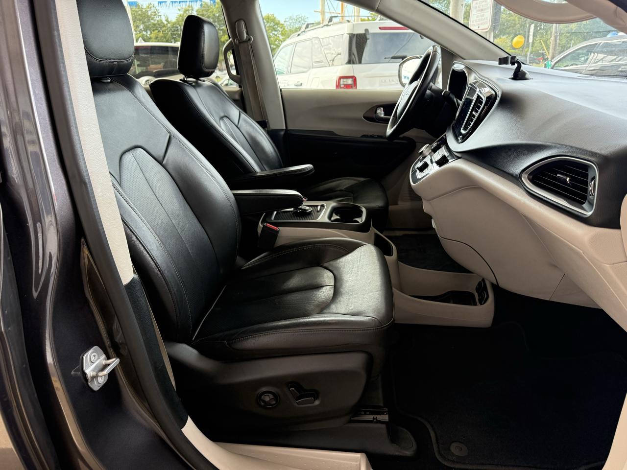Chrysler Pacifica photo 5
