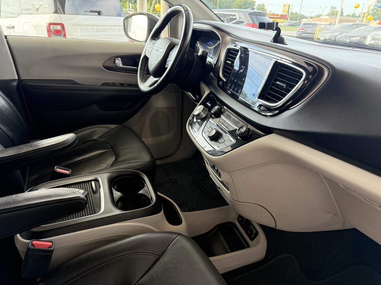 Chrysler Pacifica photo 6