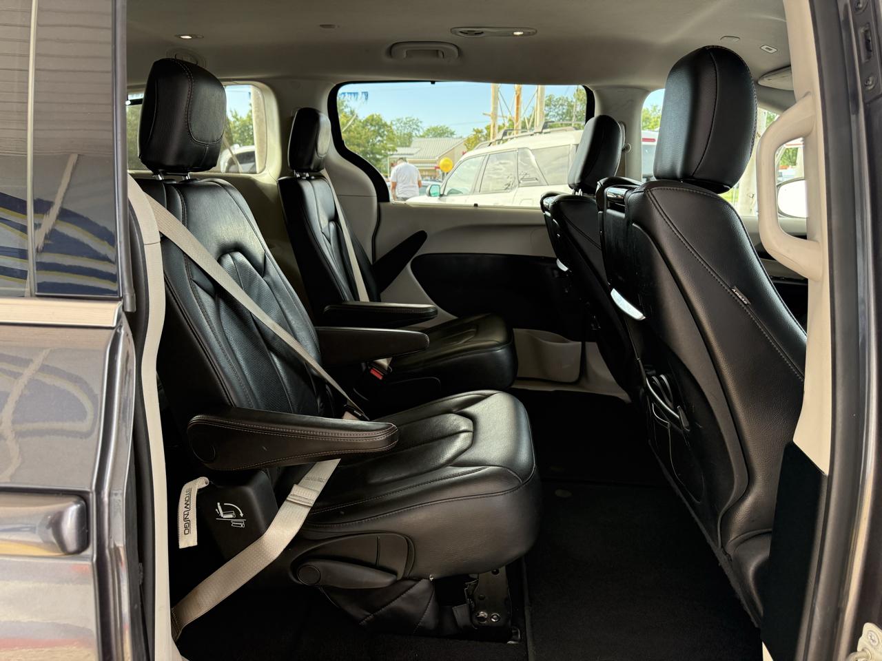 Chrysler Pacifica photo 8