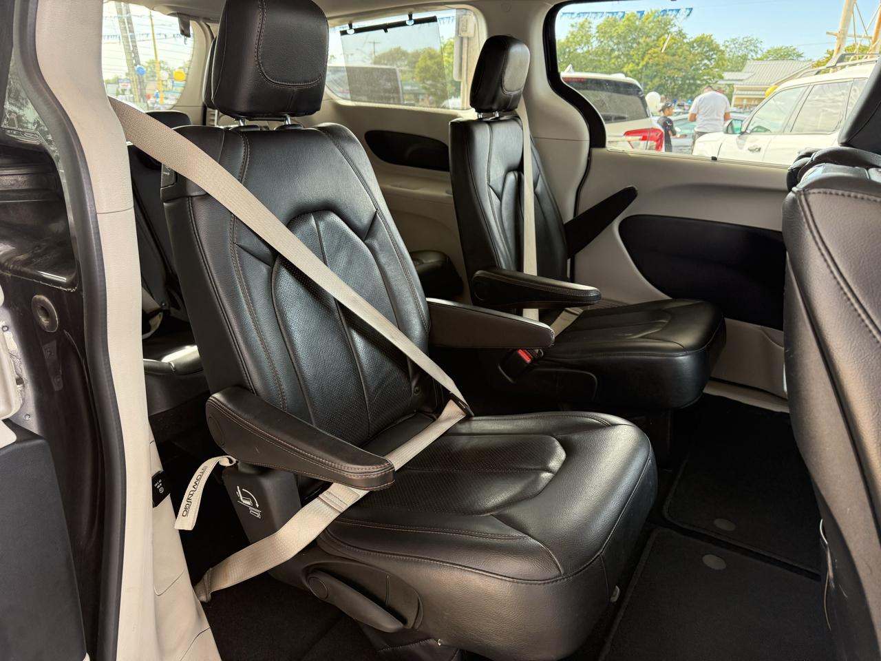 Chrysler Pacifica photo 9