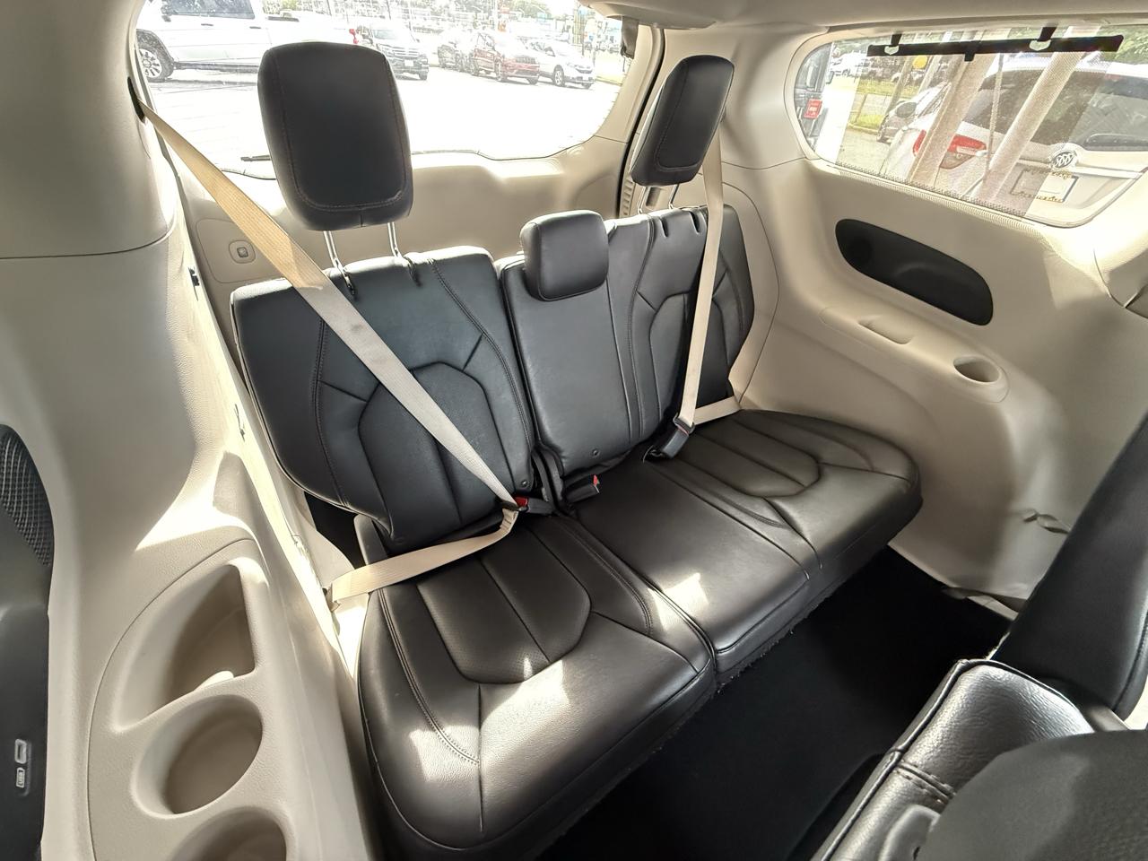 Chrysler Pacifica photo 10