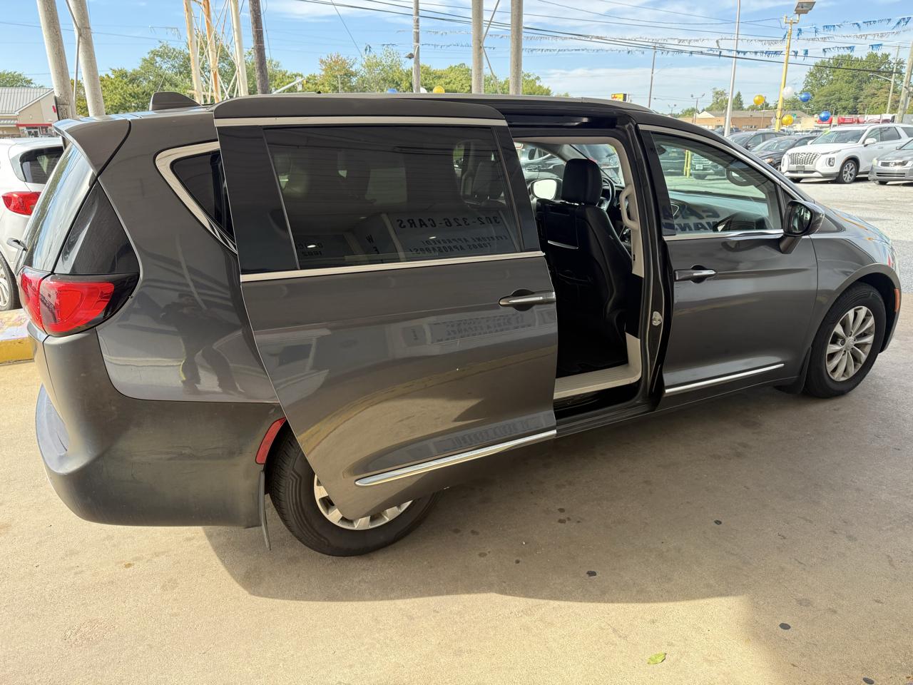 Chrysler Pacifica photo 13