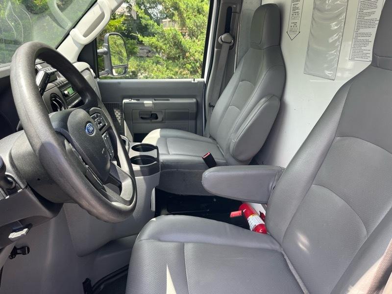 Ford Econoline E-350 Super Duty 2022