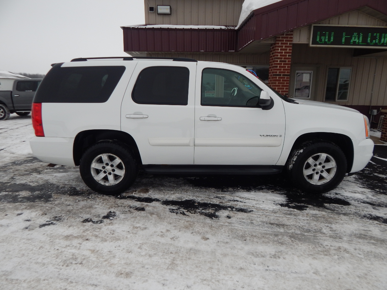 2009 Gmc Yukon SLE photo 4