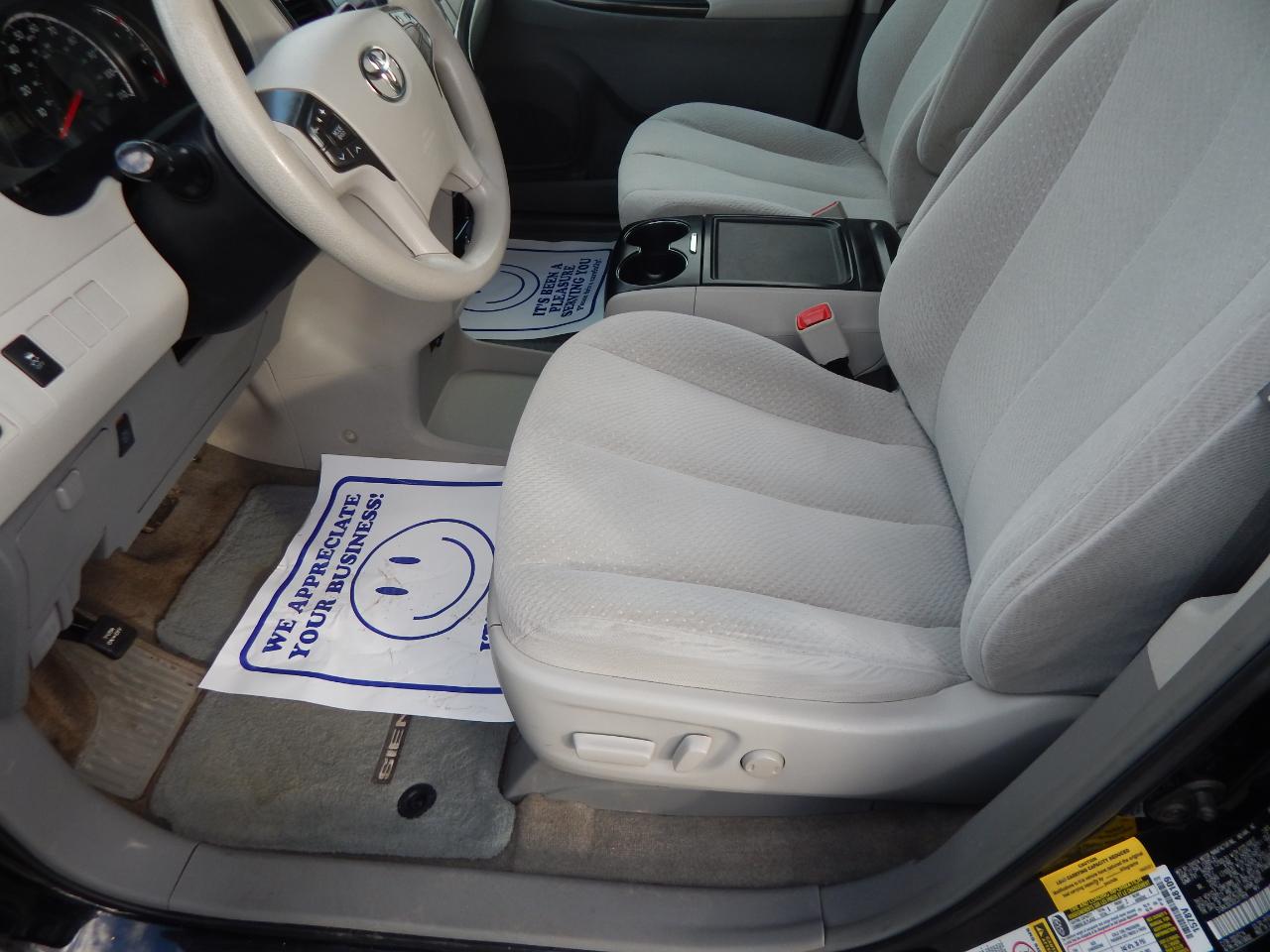 Toyota Sienna LE 2013