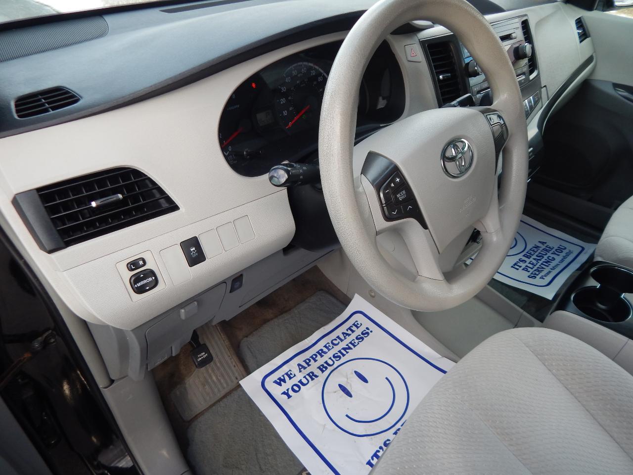 Toyota Sienna LE 2013