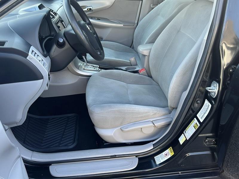 Toyota Corolla 4dr Sdn Auto LE (Natl) 2013
