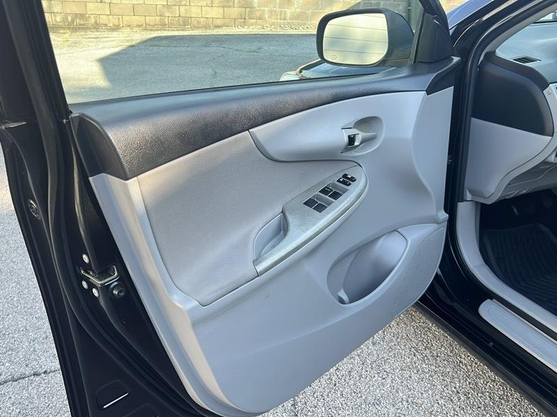 Toyota Corolla 4dr Sdn Auto LE (Natl) 2013