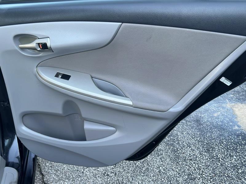 Toyota Corolla 4dr Sdn Auto LE (Natl) 2013