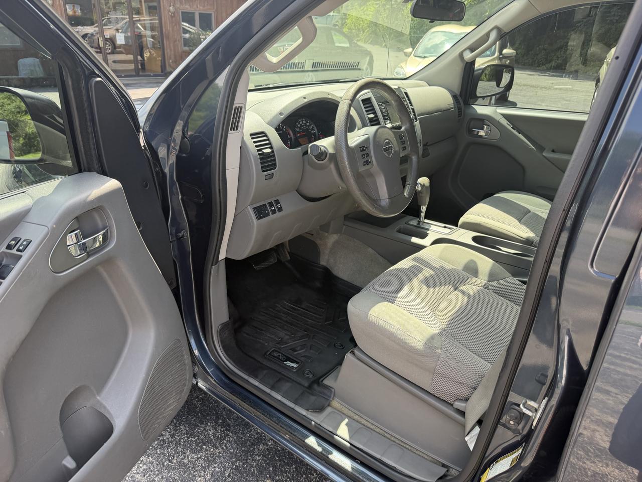 Nissan Frontier SV Crew Cab 4X4 V6 2016