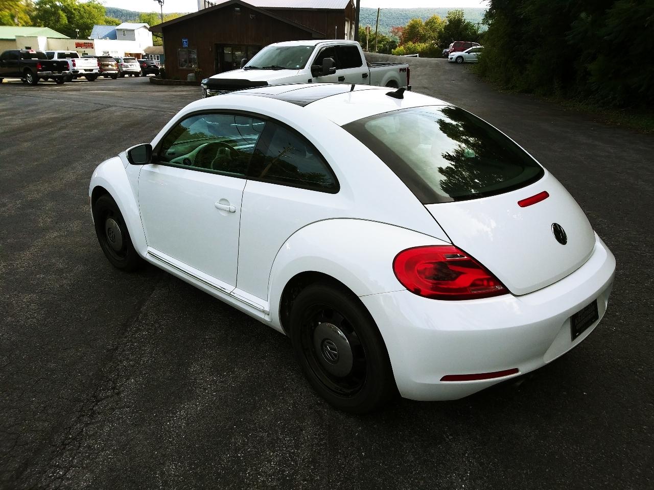Volkswagen Beetle 2.5L w/Sunroof Sound & Nav 2013