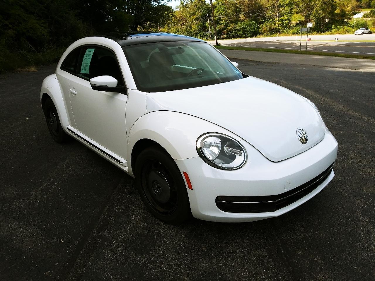 Volkswagen Beetle 2.5L w/Sunroof Sound & Nav 2013