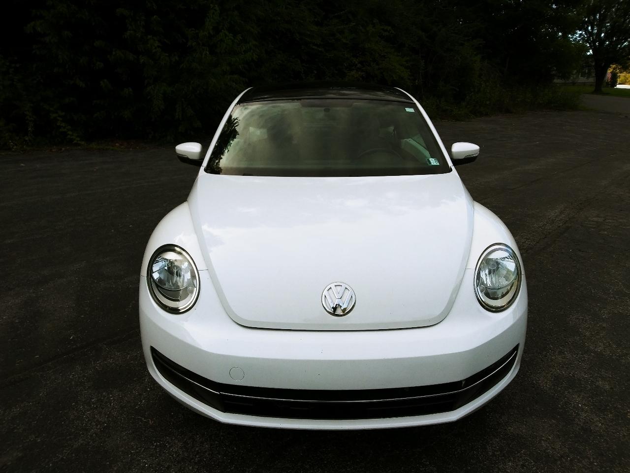 Volkswagen Beetle 2.5L w/Sunroof Sound & Nav 2013