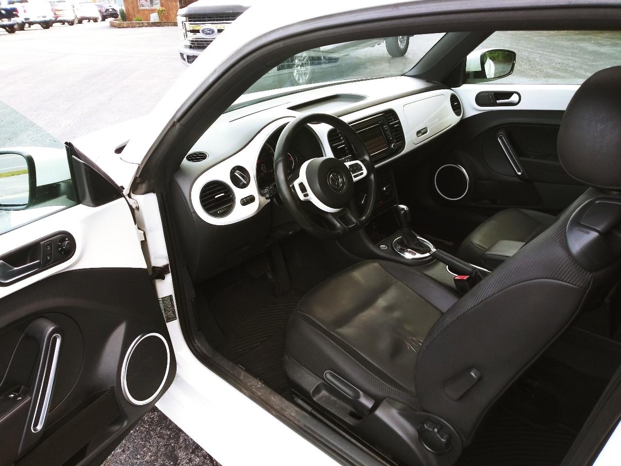 Volkswagen Beetle 2.5L w/Sunroof Sound & Nav 2013