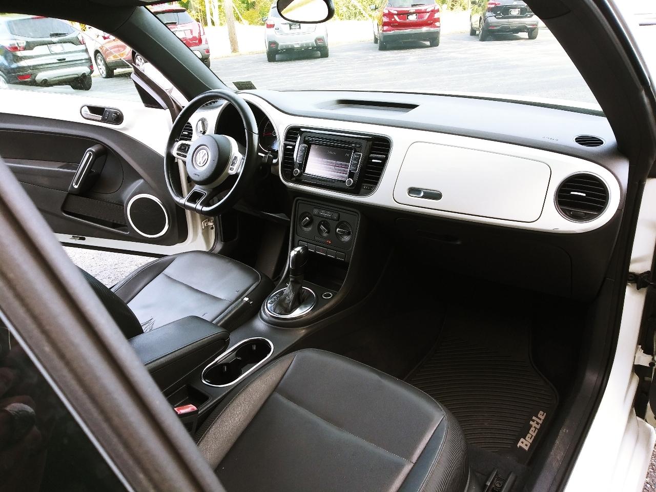 Volkswagen Beetle 2.5L w/Sunroof Sound & Nav 2013