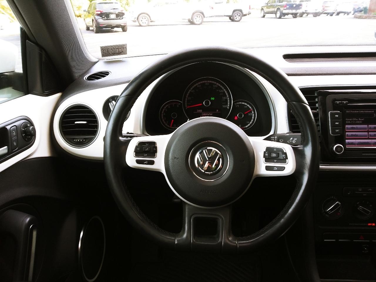 Volkswagen Beetle 2.5L w/Sunroof Sound & Nav 2013