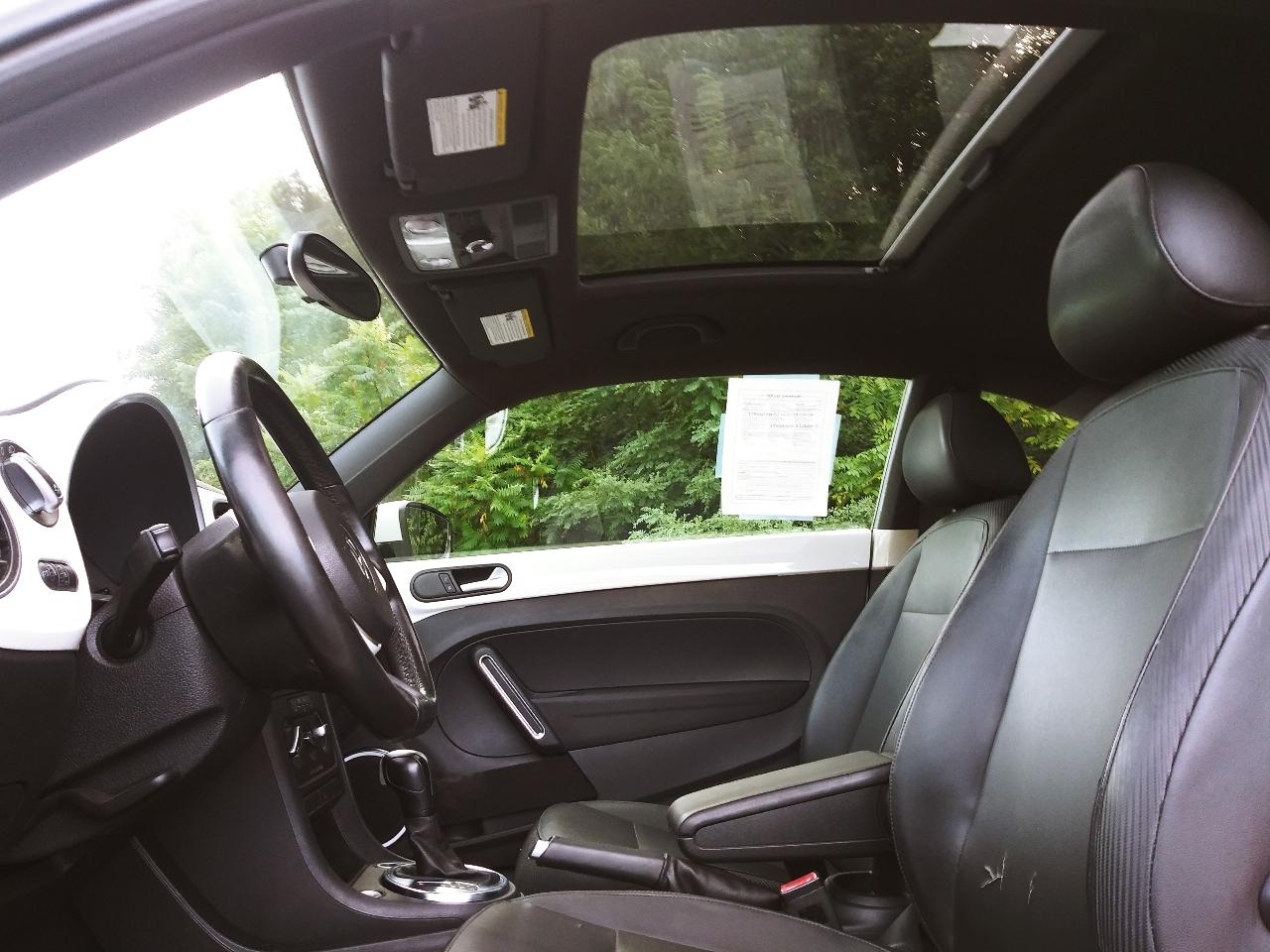 Volkswagen Beetle 2.5L w/Sunroof Sound & Nav 2013