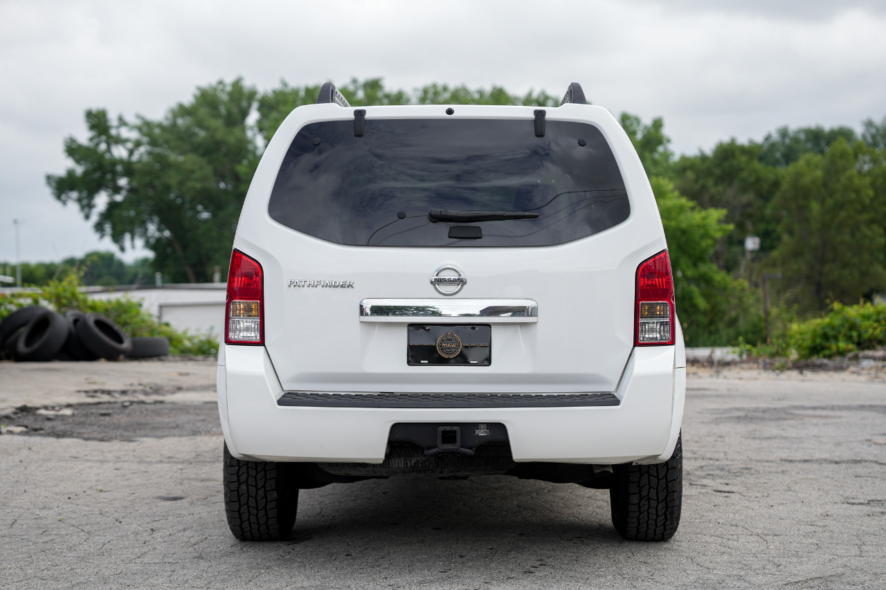 Nissan Pathfinder LE 4WD 2010