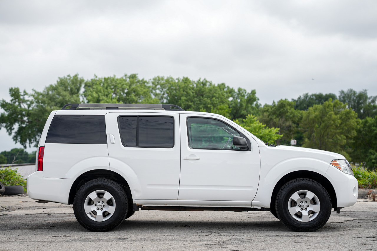 Nissan Pathfinder LE 4WD 2010